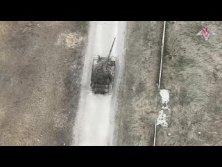 Танкисты совместно с операторами ударных БпЛА 1-го армейского корпуса «Южной» группировки войск ровняют с землей опорные пункты
