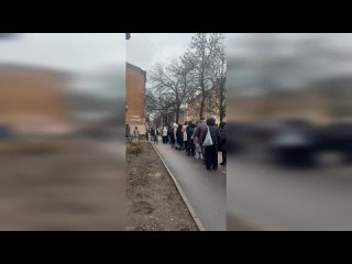 В Петербурге проходит третий день голосования на выборах президента. К ряду участков выросли очереди — аккурат к обеду