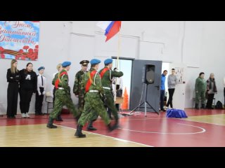 Вынос флага РФ учениками 9-го класса на маршировке  г