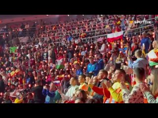 El joven cantante argentino Nicols Reyna sigue encendiendo y calentando el estadio en la ceremonia de clausura del Festiva