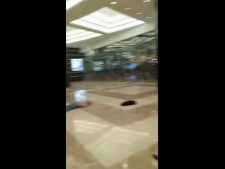 Шок Видео.Террористы во время теракта в Крокус Сити Холл расстреливают людей и перерезают несколько раз горло раненому зрителю