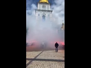 Funerali davanti al campanile della cattedrale di Santa Sofia a Kiev. Ecco come è l’Ortodossia nella fattoria ucraina in questi