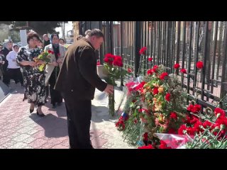 24 марта, в день общенационального траура в России, жители Таджикистана продолжают приносить цветы к зданию Генерального консуль