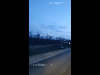 ️В Саратовской области увидели НЛО. Видео с неопознанным летающим объектом 12 апреля сняли некоторые водители, которые двигались