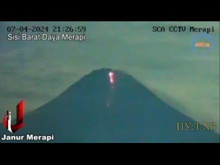 Вслед за серией аномальных землетрясений по всему миру в Индонезии началось извержение самого активного из вулканов: Извержение