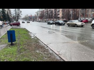 В Челябинске наступает сезон дождей. Как тут не вспомнить про ливневки? Вода, вроде, и утекает в них, но большая часть остаётся