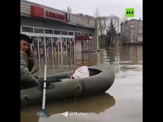 Жители Орска выбираются из домов через окна: выходы из подъездов затоплены (видео 1)