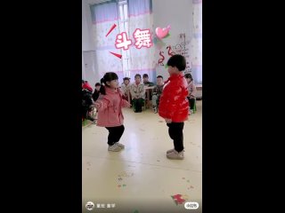 Танцы в китайском детсаде