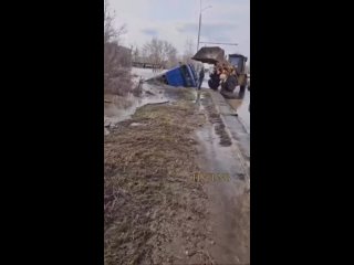 Camión es ’tragado’ por el agua tras inundaciones en Rusia