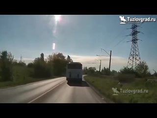 На трассе Новочеркасск – Донской автобус врезался в стоящие на дороге из-за поломки машины