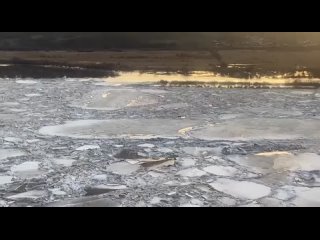 Специалисты готовятся взрывать лед на реке Селенга. Сотрудники МЧС и военнослужащие 36-ой армии уже ставят специальные установки