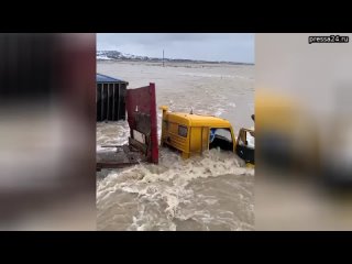 Казахстан продолжает бороться с паводками.  Накануне президент республики Токаев  извинился перед к