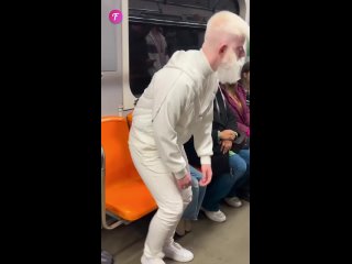 Laughing with Wonder- Little Girl’s Playful Encounter with an Albino Stranger!   Witness the playful and joyous interaction of..