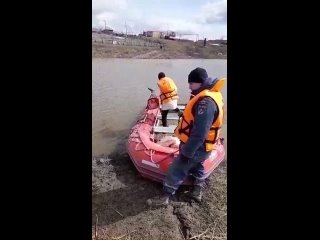 В отрезанные водой южноуральские поселки пенсию доставляют на лодках