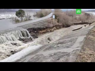 В Томске из-за разлива реки частично разрушилась земляная дамба у Коммунального моста. Мостовому сооружению ничего не угрожает,