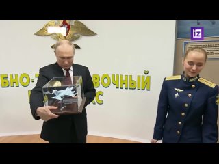 Выпускницы лётного училища в Краснодаре подарили Владимиру Путину модель самолёта Як-130