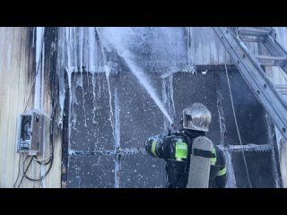 Ямальские пожарные показали видео с тушения пожара в СНТ «Надежда» Салехарда