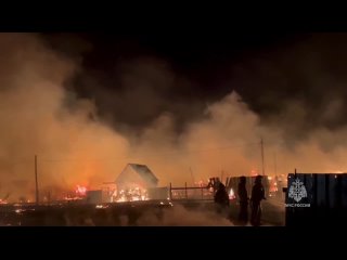 Мощный пожар в Улан-Удэ: спасатели МЧС борются с пламенем