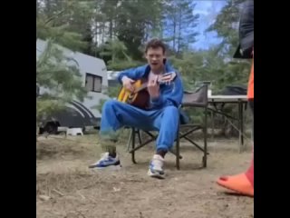 Никита Кологривый сыграл под гитару Макса Коржа [NR]
