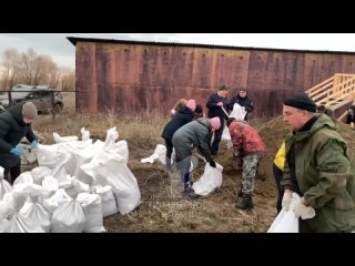 В селе Казанском местные жители заготовили уже 2 200 мешков с глиной. Сегодня до обеда наполнят ещё 1 800. Будут укреплять дамбу