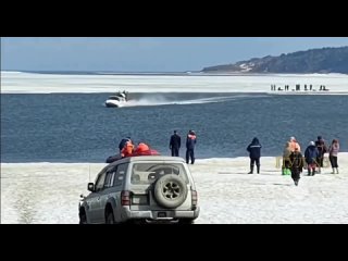 Первую партию загружают. Быстро они работают: В Сахалинской области спасли 20 рыбаков, больше часа дрейфующих на льдине на озе