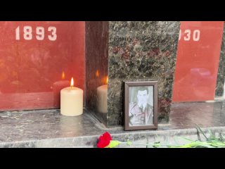 Фотография и свеча на могиле Владимира Маяковского в день памяти