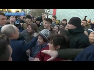 Владимир Путин в Ставропольском крае встретился с жителями поселка Солнечнодольск