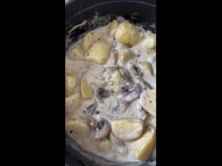 Тушёный картофель с грибами в сливках