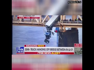 В Кентукки грузовик врезался в ограждение высоченного моста и повис над рекой  Чтобы вызволить шофе
