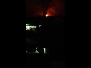 🇷🇺🇺🇦 Nach einem Angriff von Geran-2-Drohnen sind Fotos und Videos eines Brandes in einem Öldepot in Novograd-Volynskyi, Region S