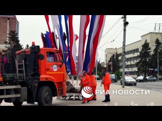 В Донецке на главной площади города устанавливают флаги РФ и ДНР в преддверии праздников - Дня Победы и Дня Республики