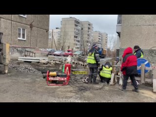 «Пешком ходи!»: на улице Дружинина коммунальщики перекрыли жильцам единственный выезд со двора (г)