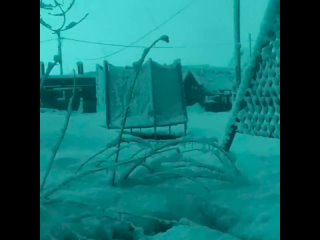 Оборванные провода и перебои с мобильной сетью: последствия сильного майского снегопада в Свердловской области