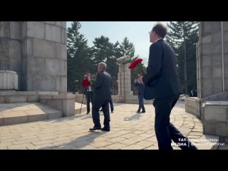 Рустам Минниханов возложил цветы к памятнику советским летчикам в Чанчуне