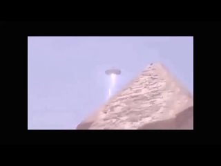 НЛО над Египетской пирамидой излучает энергию.