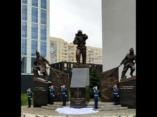 Памятник уральским спасателям в честь 375-летия пожарной охраны России открыли сегодня в парке имени Геннадия Гуляева на пересеч