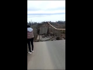 В Вязьме Смоленской области рухнул Панинский мост через железную дорогуОчевидцы сообщают, что на мосту в момент обрушения бы