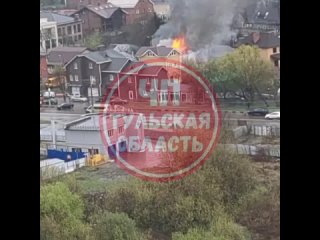 Дмитрия Ульянова , горит жилой дом.
