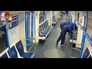 В Москве гости столицы разрисовали маркером вагон метро