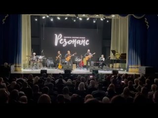 Ансамбль гитарной музыки «Резонанс» и актер театра «Колесо» Андрей Амшинский представили музыкально-поэтический проект «Вселенна