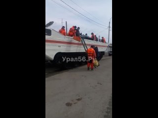 В Орске, где вчера произошел прорыв дамбы, поднимается уровень воды. Водохранилища выше по течению Урала переполнены