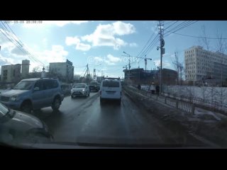 На перекрестке Дежнева - Крупская Витц решил, что ему должны уступить дорогу и чуть не спровоцировал ДТП. Напомним, что светофор