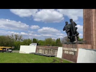 В украинском Ровно демонтировали памятник советским героям ВОВ