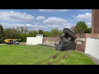Видео: ‼️🇺🇦🏴‍☠️Нацистские власти снесли памятник своим дедам - барельеф и фигуры советских воинов с постамента на Холме Славы в
