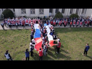 Молодёжь Крыма развернула огромные флаги России и Крыма в Ливадийском дворце