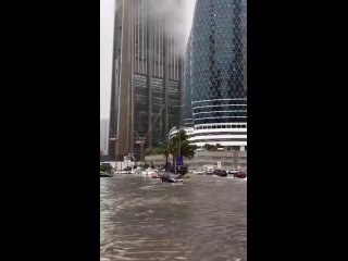 Обстановка за последние сутки 🌧

Аэропорт  теперь больше похож на порт, Dubai mall затопило, по дорогам можно ездить или плавать