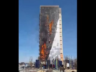 В Твери эпично загорелся утеплитель на недостроенной многоэтажке