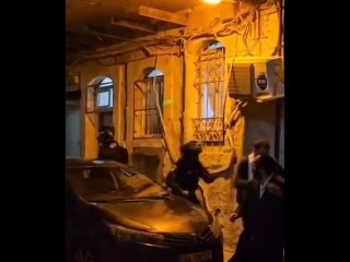 Израелската военна полиция тази вечер атакува еврейския център Тора в квартал Меяширим в Йерусалим и брутално преби евреи антиц