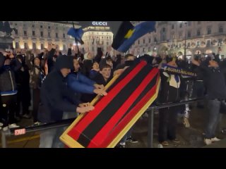 ⚰️ Фанаты «Интера» принесли гроб в цветах «Милана» на празднование скудетто