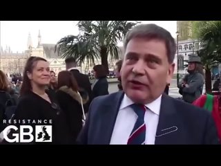 Britsk poslanec Andrew Bridgen tvrd, e 10-20 MILION lid bylo zabito vakcnami COVID!